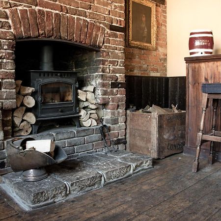 The Dove Inn Micheldever Экстерьер фото